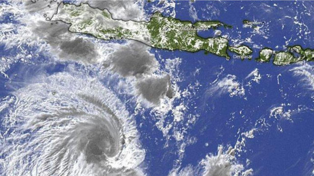 ilustrasi gambar siklon tropis karim 