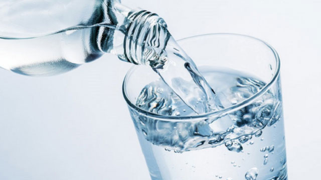 Ilustrasi gambar air minum dalam kemasan yang sudah dimurnikan dan siap konsumsi