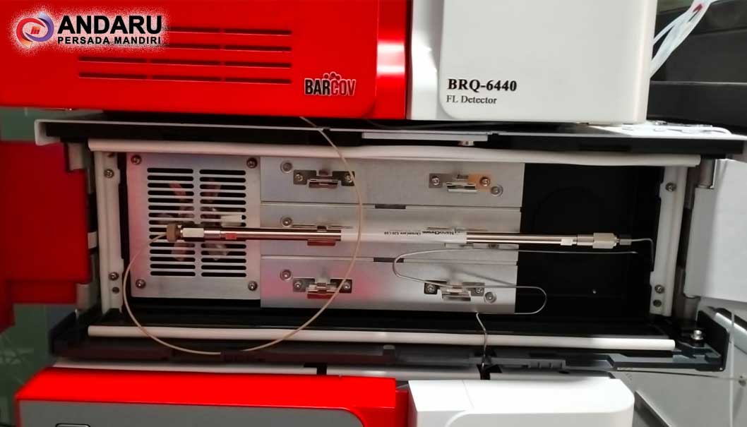 Kolom HPLC yang sudah terpasang pada posisi horizontal