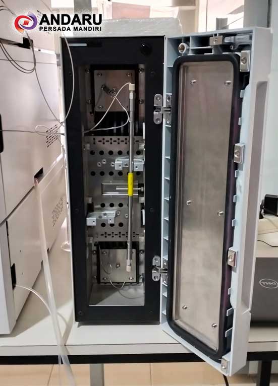 Kolom HPLC yang sudah terpasang pada posisi vertikal